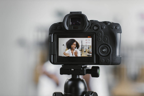 Afro-américain thérapeute enregistrement vidéo blog sur caméra - Photo, image