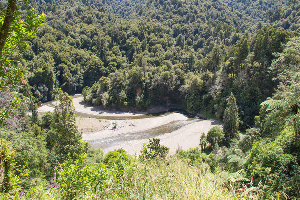 Vue aérienne du paysage pittoresque avec la rivière Tauranga à Matahi Valley dans le parc national de Te Urewera, Nouvelle-Zélande. - Photo, image