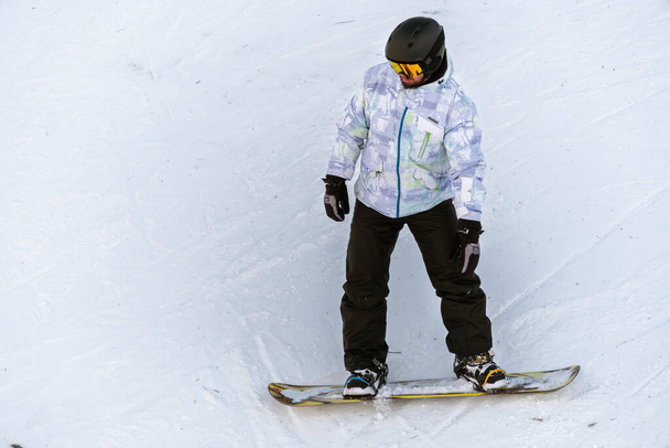 Snowboarder montar en una pista de esquí en los Cárpatos en invierno, Rumania. Estación de esquí - Foto, imagen