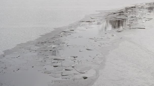 Ποτάμι καλύπτεται με λεπτό πάγο, το μονοπάτι από το σκάφος - Πλάνα, βίντεο