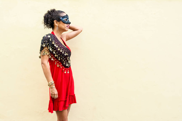 Πορτρέτο μιας γυναίκας που φοράει μάσκα καρναβαλιού Βενετίας με φόντο το φως. Salvador, Bahia, Βραζιλία. - Φωτογραφία, εικόνα