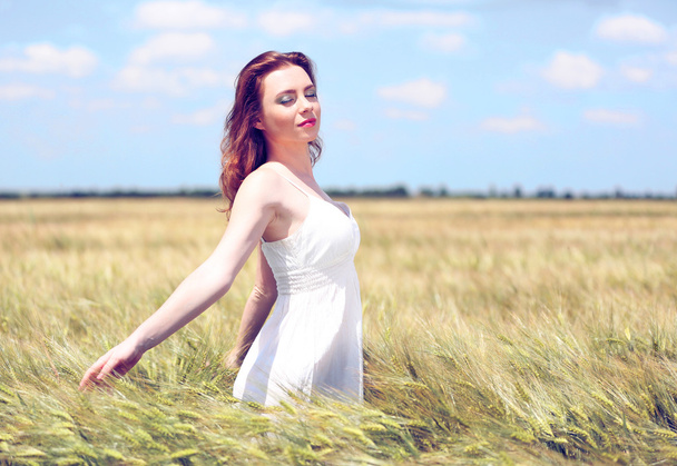 Beautiful young woman in field - Fotografie, Obrázek
