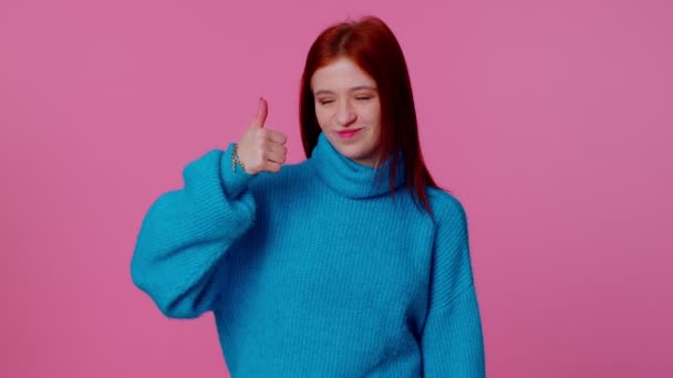Adolescente menina levanta polegares concorda ou dá resposta positiva recomenda propaganda gosta de bom - Filmagem, Vídeo