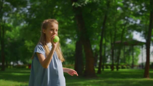 Treinamento menina para jogar bola no parque verde de perto. Criança feliz jogar ao ar livre. - Filmagem, Vídeo