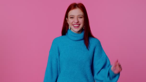 Meisje tiener glimlachend vriendelijk op camera en zwaaiende handen gebaren hallo of vaarwel, gastvrij - Video