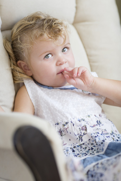 sevimli sarışın saçlı ve mavi gözlü küçük kız sandalye - Fotoğraf, Görsel