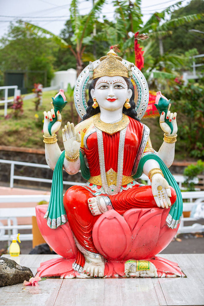 Statue de la déesse Maha Laxmi sur le site de pèlerinage sacré de Ganga Talao dans le sud de l'île Maurice. - Photo, image
