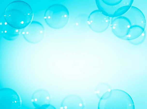 Όμορφη Διαφανής ένα μπλε σαπούνι φυσαλίδες φόντο πλαίσιο. Λευκό κενό αντιγραφής - Φωτογραφία, εικόνα