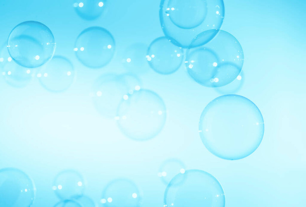 Mooie transparante blauwe zeepbellen op witte achtergrond - Foto, afbeelding
