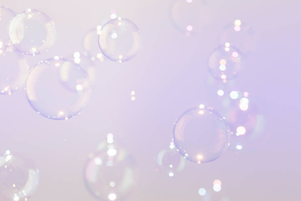 Schöne transparente Seifenblasen auf lila Hintergrund - Foto, Bild