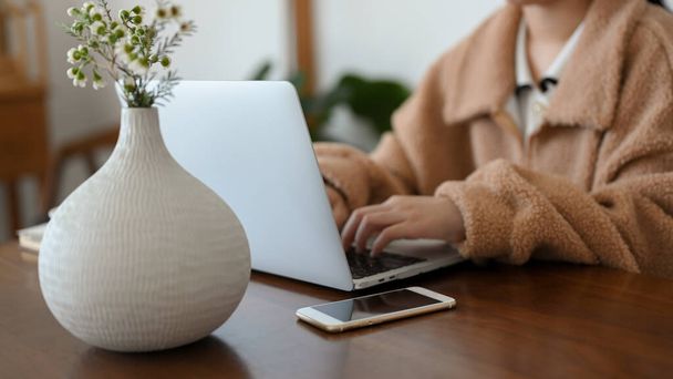 Крупним планом зображення, жінка дистанційно працює в мінімально затишному кафе і працює на ноутбуці комп'ютера
. - Фото, зображення
