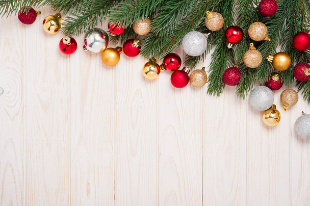 モミの木や装飾と白い木製の板。クリスマスと新年のコンセプト - 写真・画像
