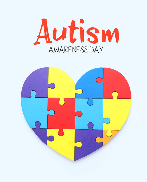 Красочные кусочки головоломки в форме сердца на светлом фоне. Всемирный день осознания аутизма - Фото, изображение