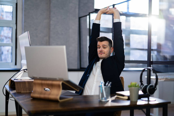 Stretching Office Workout. Desk Stretch Exercise At Workplace - Foto, imagen