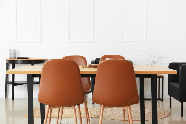 Étkezőasztal székekkel a világos szobában - Fotó, kép