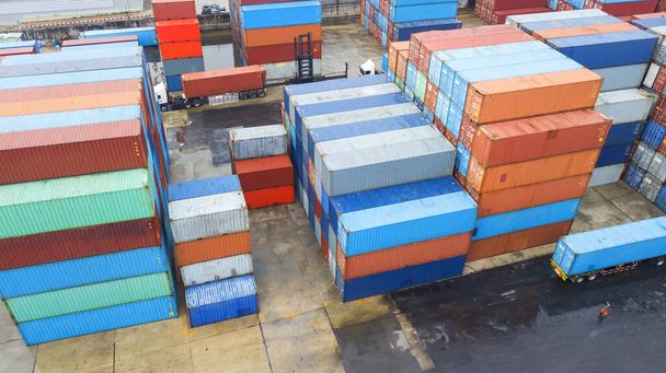 Průmyslové kontejnery v nákladní lodi, kontejnerová nákladní loď po jeřábovém mostě, logistický přístav při východu slunce - Fotografie, Obrázek