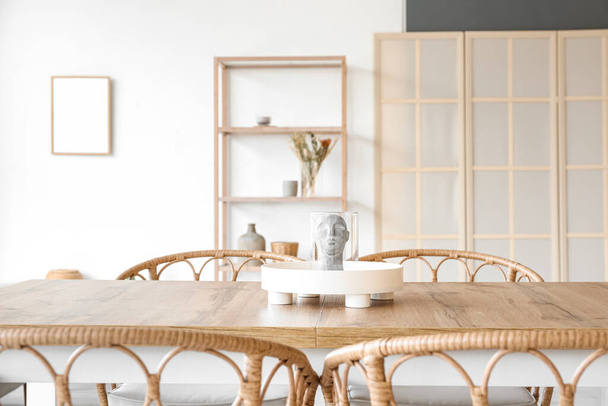 Podnos s dekorem na dřevěném stole v lehké jídelně - Fotografie, Obrázek