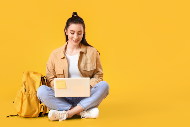 Portré gyönyörű női diák laptop színes háttér - Fotó, kép