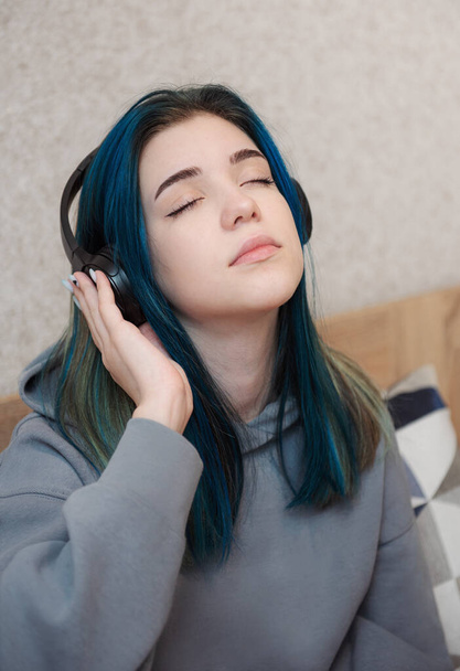 Młoda nastolatka z niebieskimi włosami i słuchawkami  - Zdjęcie, obraz