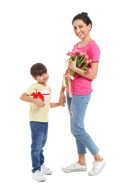 Μικρός γιος και η μητέρα του με δώρο και μπουκέτο λουλούδια σε λευκό φόντο - Φωτογραφία, εικόνα