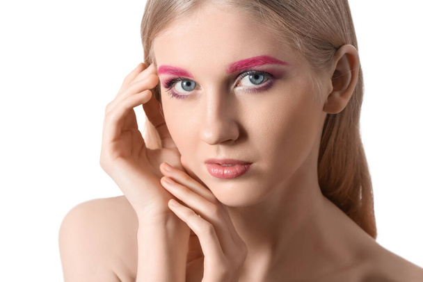 Mujer joven con maquillaje creativo sobre fondo blanco - Foto, Imagen