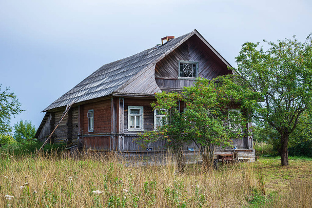 casas destruidas en un pueblo abandonado, región de Kostroma, Rusia - Foto, imagen