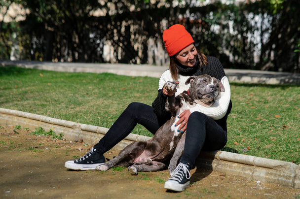 Chica joven con su perro en el parque en el verano - Foto, imagen