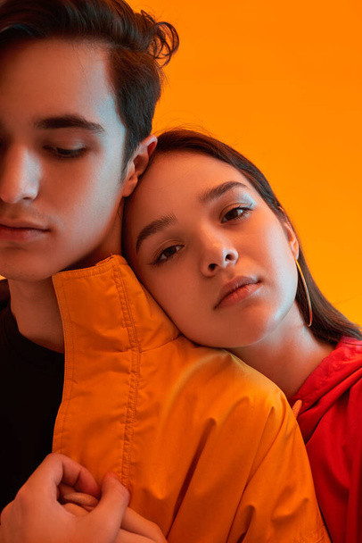Cool teen couple hugging in studio - Foto, immagini