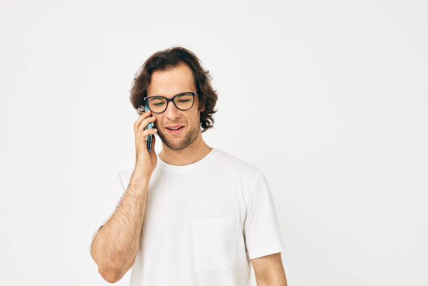 Homem atraente falando sobre as tecnologias de telefone Estilo de vida inalterado - Foto, Imagem