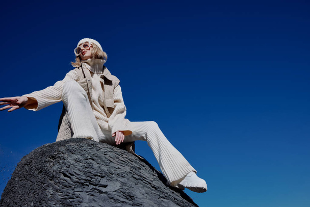 mujer en ropa de otoño en un paisaje de roca. Foto de alta calidad - Foto, Imagen
