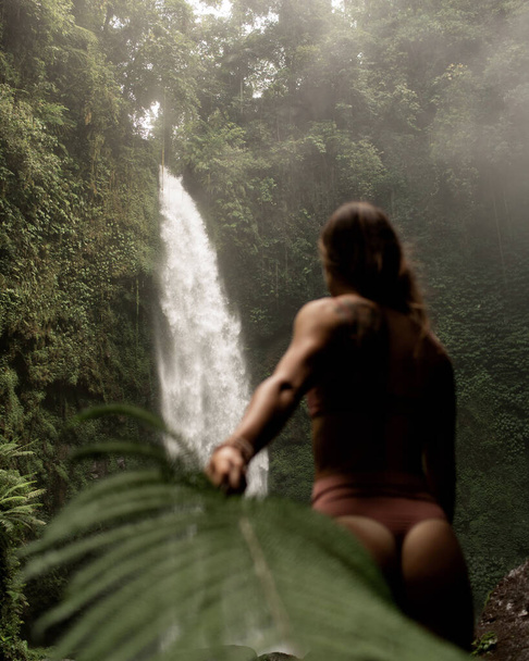 portrait of a women on a background of the jungle. - Fotoğraf, Görsel