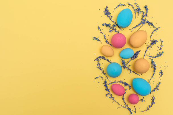 Плоский покласти великодні пастельні яйця на жовтому фоні
 - Фото, зображення