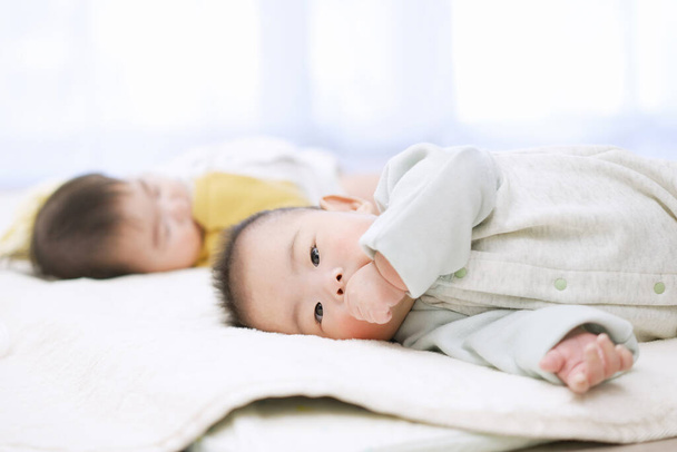 Baby aziatische jongen draaien over - Foto, afbeelding