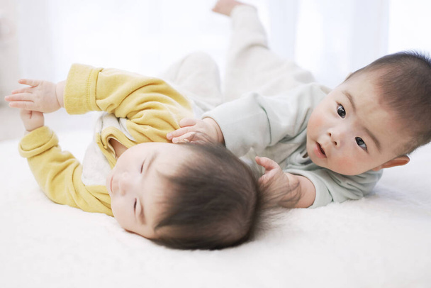 Baby aziatische jongen draaien over - Foto, afbeelding