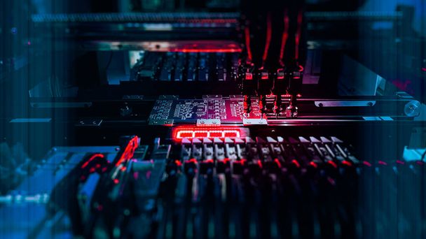 Technological automaton for the production of electronic chips and motherboards - 写真・画像