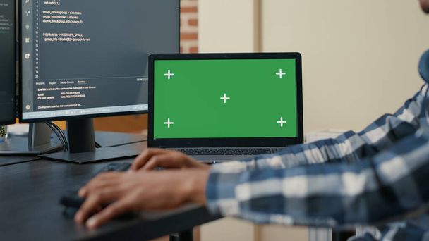 Fechar o laptop com tela verde chroma chave mockup e Africano mãos americanas escrever código - Foto, Imagem