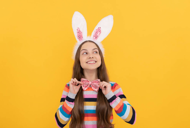 щаслива великодня дитина-підліток у вухах кролика та краватка на жовтому фоні
 - Фото, зображення