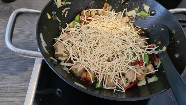 Poêle avec des aliments asiatiques : légumes, noix de cajou, poulet.  - Photo, image