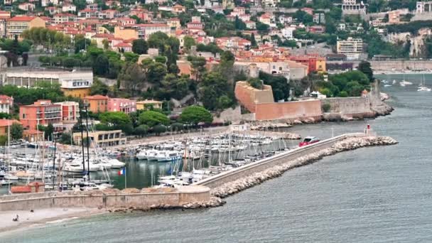 Pohled na pobřeží Středozemního moře v Nice, zeleň, obytné budovy, jachty, Francie - Záběry, video