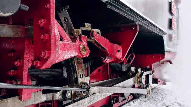 Näkymä haaksirikkoutuneeseen höyryjunaan Mocanita rautatieasemalla talvella, lumi, Romania - Materiaali, video