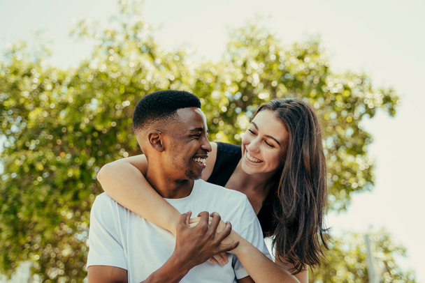 Sorrindo afro-americano masculino mostrando afeto para caucasiano namorada - Foto, Imagem