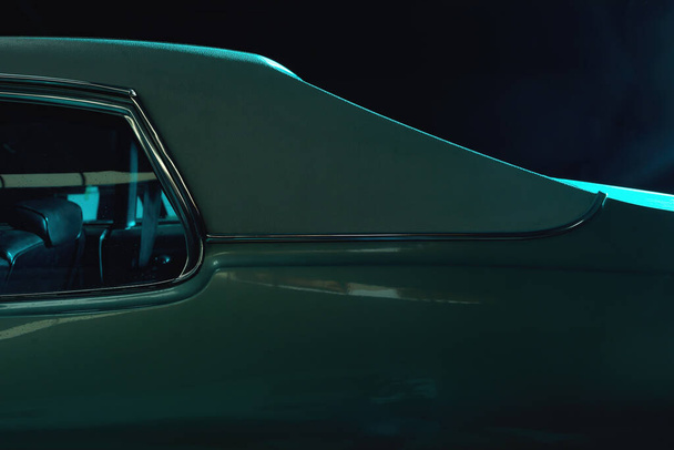 Sivuikkuna ja valkoinen vinyyli katto vaaleanvihreä amerikkalainen klassinen auto sinisessä valossa. - Valokuva, kuva