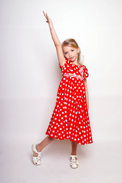 Mooi jong kind meisje in rode jurk met gift box.Isolated studio schot - Foto, afbeelding