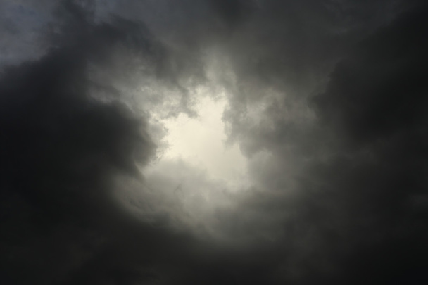 Beleuchtung am Himmel Gewitterwolken - Foto, Bild