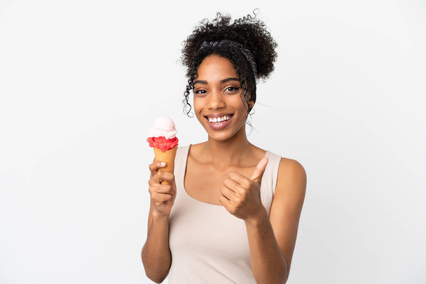Mladý africký americký žena s kornet zmrzlina izolované na bílém pozadí dává palce nahoru gesto - Fotografie, Obrázek