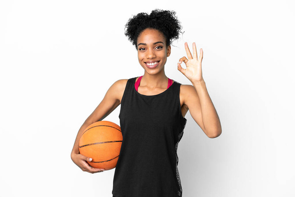 Jeune joueur de basket-ball femme latine isolée sur fond blanc montrant ok signe avec les doigts - Photo, image