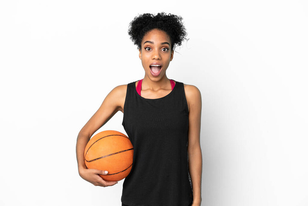 Mladý basketbalista latinsky žena izolované na bílém pozadí s překvapivým výrazem obličeje - Fotografie, Obrázek