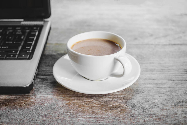 Tasse Kaffee auf Holztisch - Foto, Bild