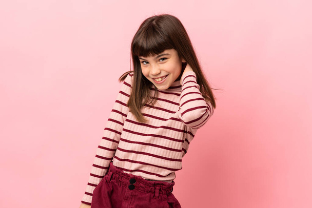 Malá dívka izolované na růžovém pozadí se směje - Fotografie, Obrázek
