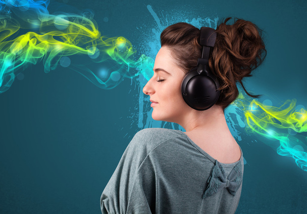 Young woman listening to music with headphones - Foto, Imagem